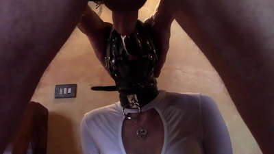 Laura in hakke, modelkeuse, video 2021, diep keel met veelvuldige ringe