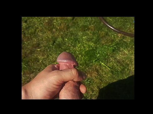 ❤️ Warm hottie laat haar pienk poesie naai en kom met 'n spuit in 'n somertuin ❤️ Fok video by ons ❌️