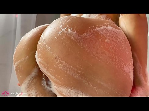 ❤️ Donkerkop masturbeer poes met vibrator tot intense orgasme in stort ❤️ Fok video by ons ❌️