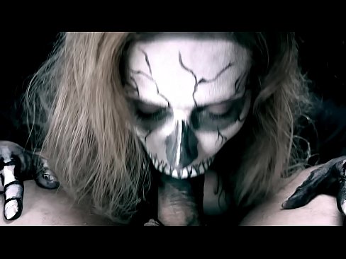 ❤️ Demoon meisie suig haan met haar swart mond en sluk cum. ❤️ Fok video  by ons ❌️